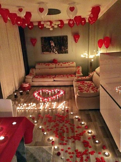 Foto de apartamento decorado com velas, pétalas e balões.