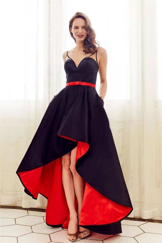 vestido preto com detalhes vermelho
