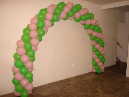 Arco de balões com duas cores verde e rosa