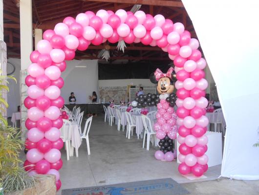 Arco de balões rosa e branco