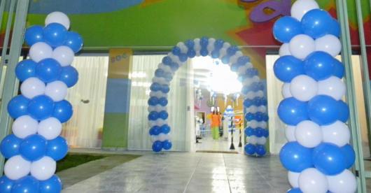 Arco de balões azul e branco