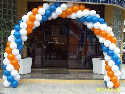 Arco de balões com 3 cores azul branco e laranja