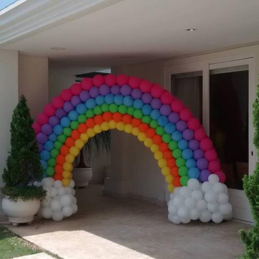 Arco de balões com arco íris