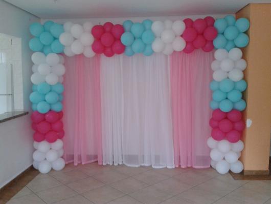 Arco de balões quadrado rosa azul e branco