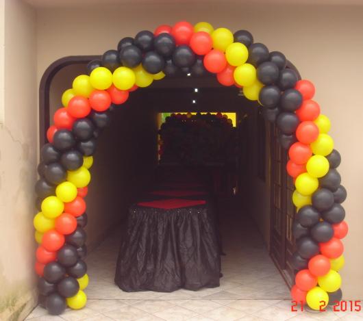 Arco de balões Mickey preto amarelo e vermelho