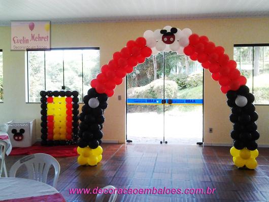 Arco de balões Mickey branco vermelho preto e amarelo