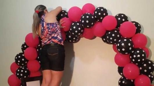 Arco de balões com duas cores rosa e preto