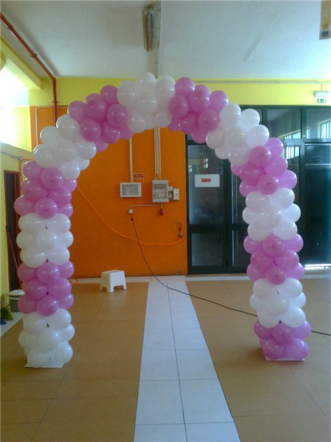 Arco de balões com duas cores branco e rosa