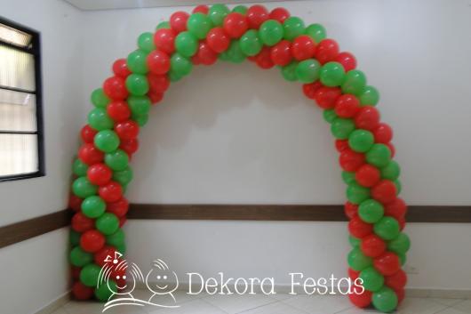Arco de balões com duas cores verde e vermelho