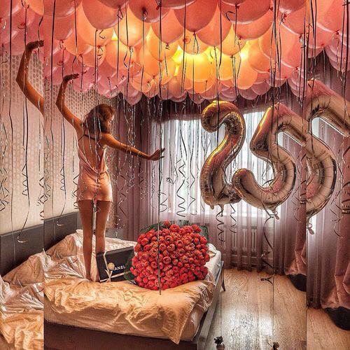 Balões de número dourados em decoração para Dia dos Namorados