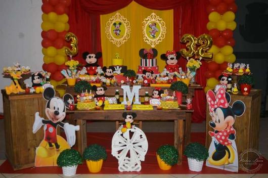 Balões de número dourados em decoração com Tema Mickey