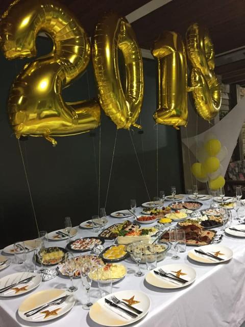 Balões de número dourados em festa de Ano Novo