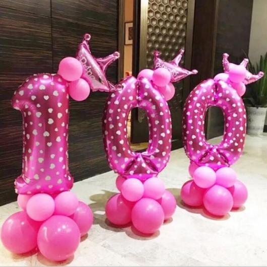 Balões de número rosa em decoração de recepção de festa