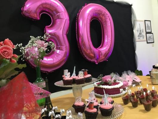 Balões de número em decoração de festa de 30 anos