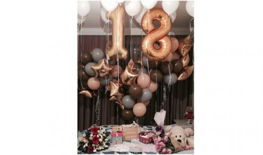 Balões de número dourados em decoração de Festa de 18 Anos