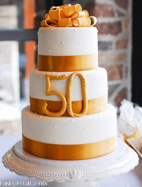 bolo dourado e branco aniversario de casamento