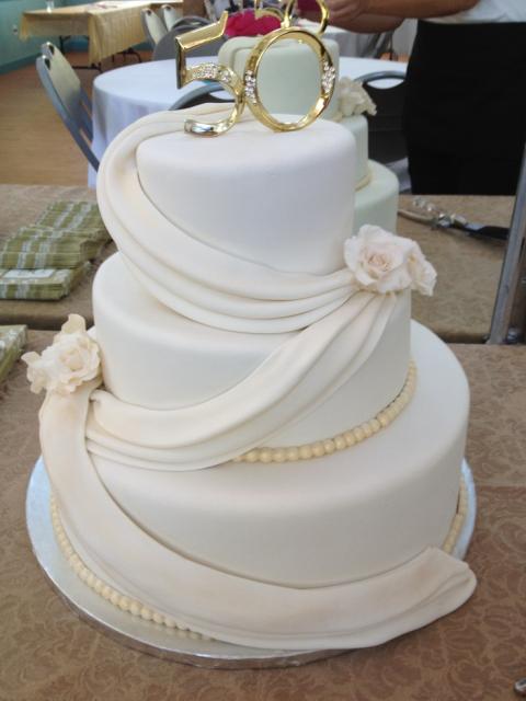 Decoração elegante e discreta para bolo de Bodas de Ouro