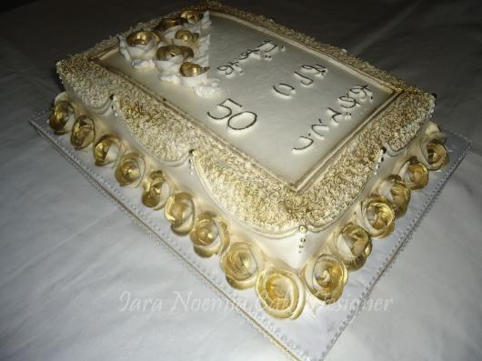 bolo de bodas de ouro quadrado com glitter