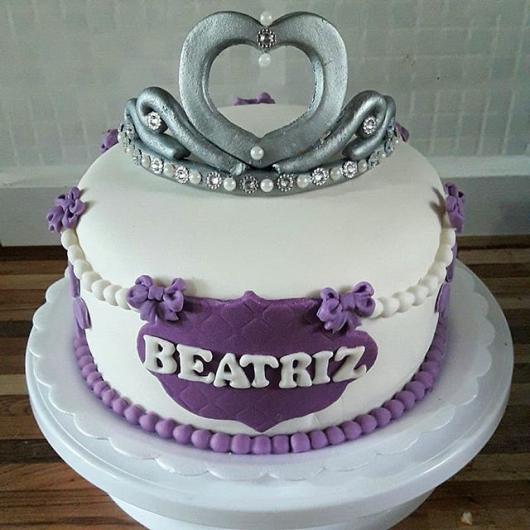 Bolo Mesversário Princesa branco e roxo