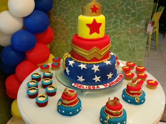 Bolo Mulher Maravilha de 3 andares com pasta americana