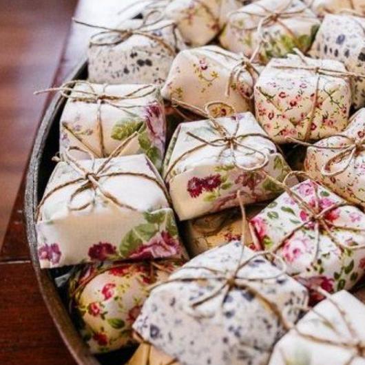 Lembrancinhas baratas para casamento doce em embalagem estampada com flores