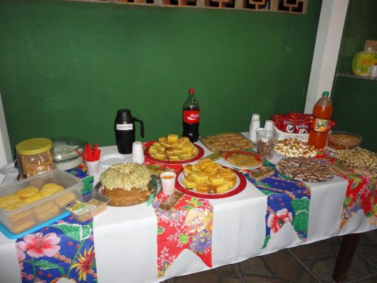 Toalha de mesa para Festa Junina branca com estampa de bandeirinhas