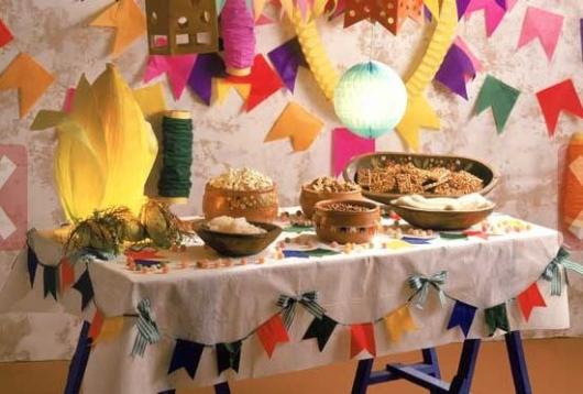 Toalha de mesa para Festa Junina bege com varal de bandeirinhas coloridas
