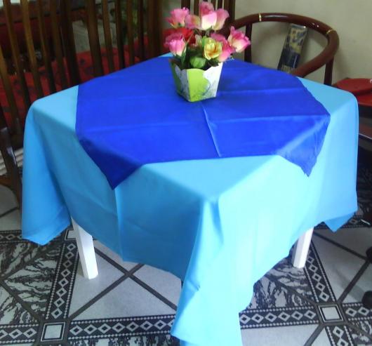 Toalha de mesa para festa de plástico azul escuro e azul claro