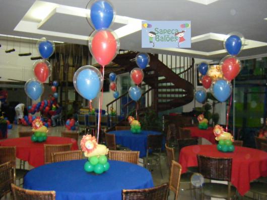 Centro de mesa com balões transparentes duplos