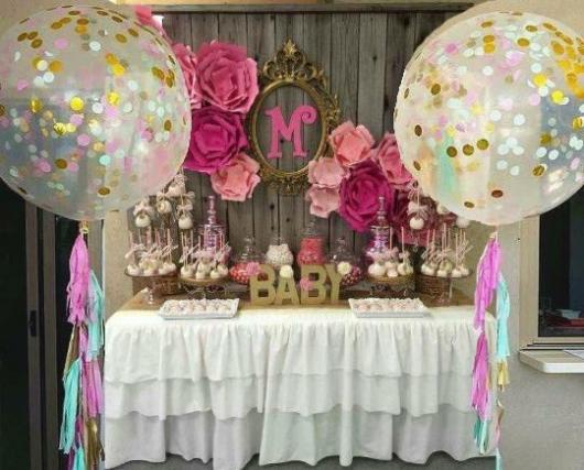 Os balões transparentes podem decorar festas rústicas e de diversos estilos