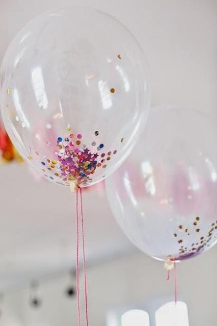 Use glitter colorido para decorar os balão transparente