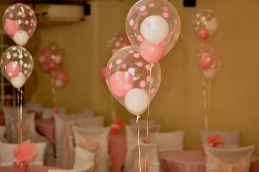 Decoração de festa rosa com balão transparentes e mini balões dentro