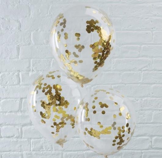 Balões com confetes dourados 
