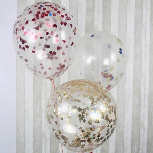 Os confetes metálicos dão um toque sofisticado aos balões transparentes