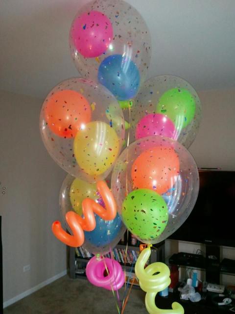 Veja que graça os balões coloridos dentro do transparente