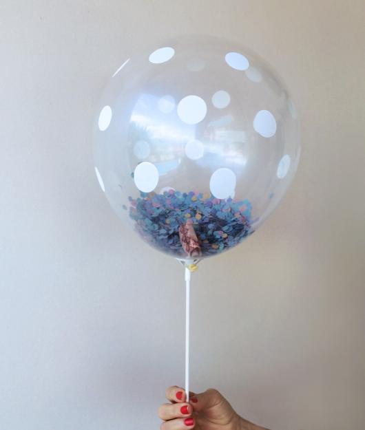 Esse balão já é decorado com bolas brancas e ainda possui confetes
