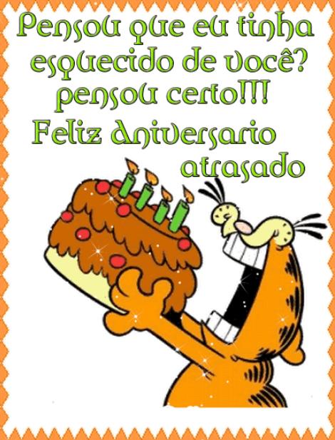 Imagem do Garfield comendo bolo e mensagem de aniversário atrasado.