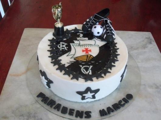 Bolo do Vasco com um topo bem impecável, um exemplo de bolo de aniversário masculino de futebol perfeito