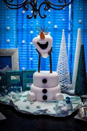 Bolo Frozen em homenagem ao Olaf com um formato bem criativo e peculiar