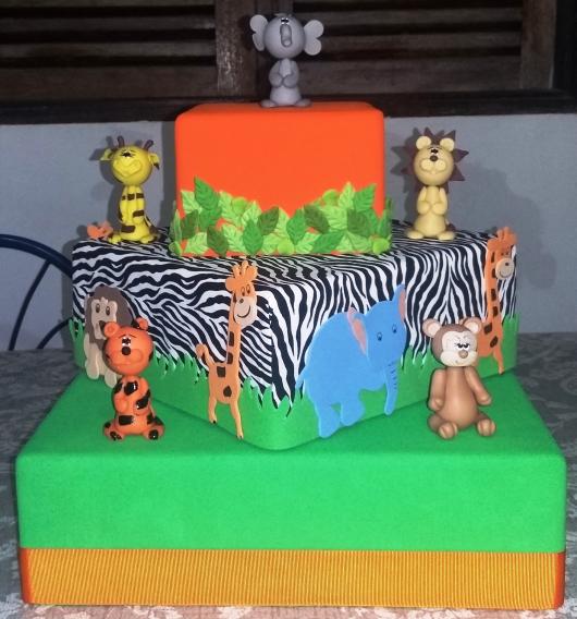 E que tal um bolo cenográfico para dar um up na decoração da festa safari?