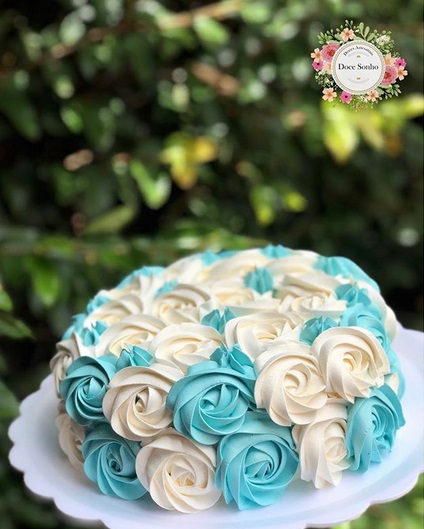 bolo simples azul e branco