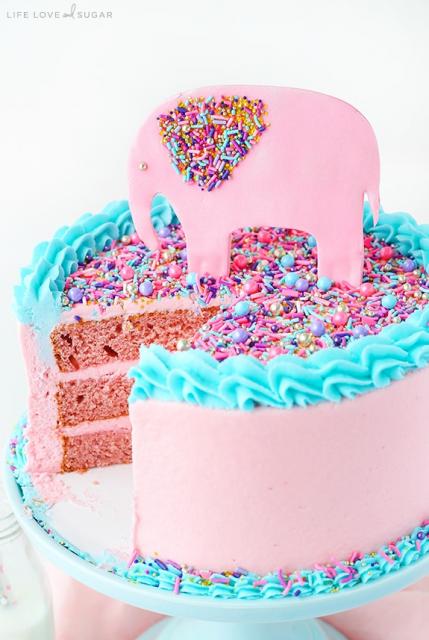Dica de bolo rosa e azul com confetes coloridos