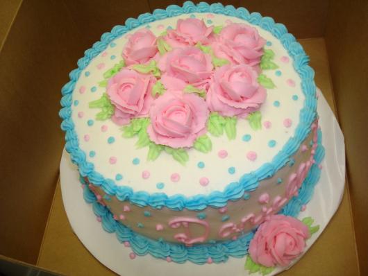 Ideia simples de bolo decorado com flores rosas