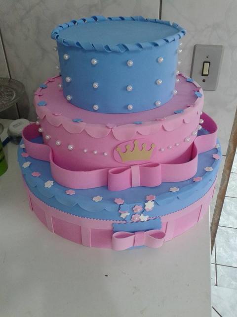 Faça um bolo azul e rosa de EVA inspirado em Cinderela