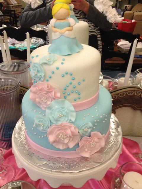 bolo cinderela azul e o rosa claro com uma base branca de pasta americana