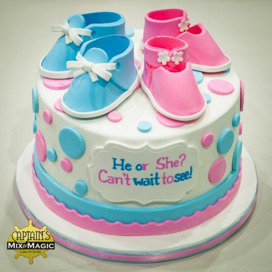 Decore o bolo com sapatinhos rosa e azul