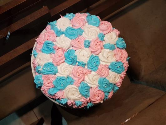 bolo de chantilly branco azul e rosa