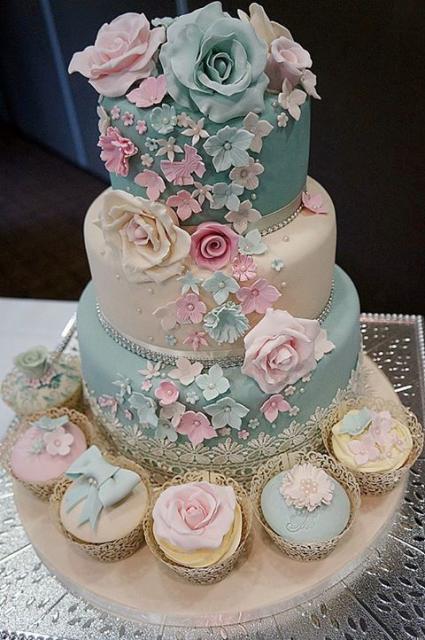 Bolo com camadas azul Tiffany e flores rosas para casamento