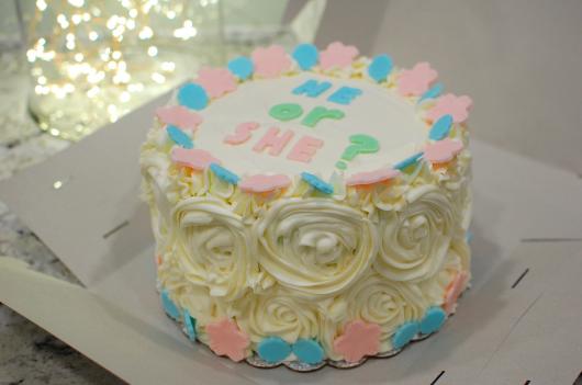 bolo detalhes fofos usando rosa e azul