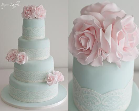 Ideia de bolo de 4 andares azul claro com rosas 